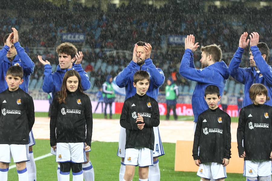 Las imágenes del partido que Real y Deportivo han disputado bajo la lluvia en el estadio de Anoeta