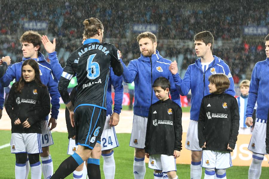 Las imágenes del partido que Real y Deportivo han disputado bajo la lluvia en el estadio de Anoeta