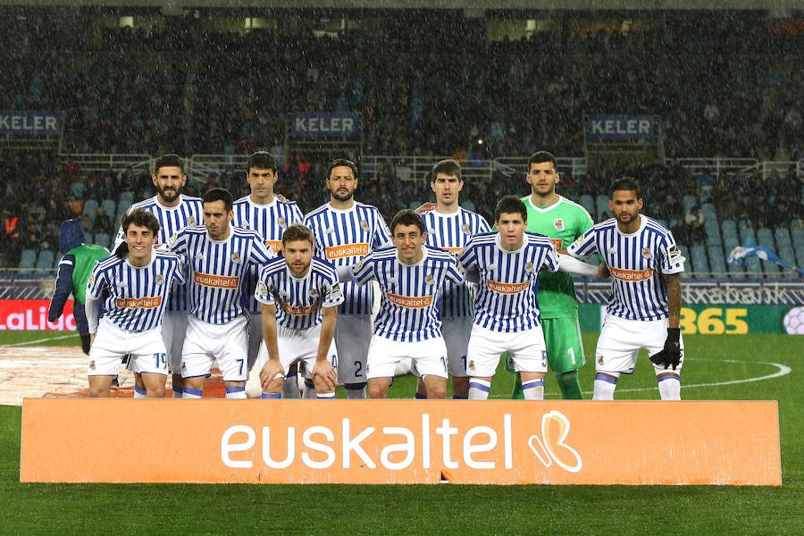 Las imágenes del partido que Real y Deportivo han disputado bajo la lluvia en el estadio de Anoeta