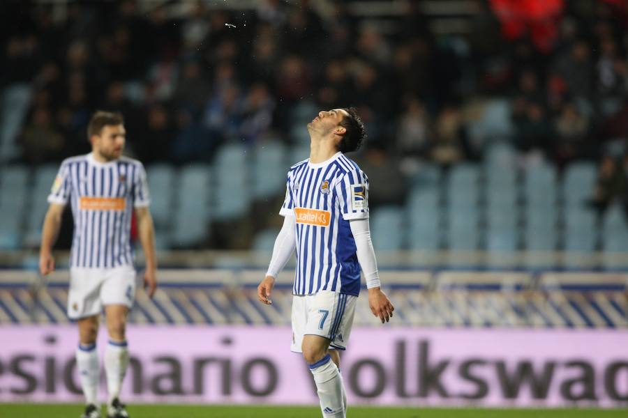 Las imágenes del partido que Real y Deportivo han disputado bajo la lluvia en el estadio de Anoeta