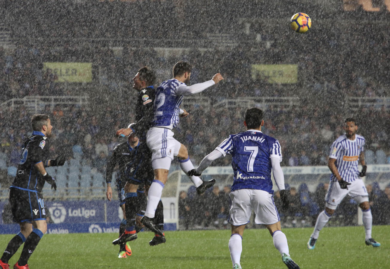 Las imágenes del partido que Real y Deportivo han disputado bajo la lluvia en el estadio de Anoeta