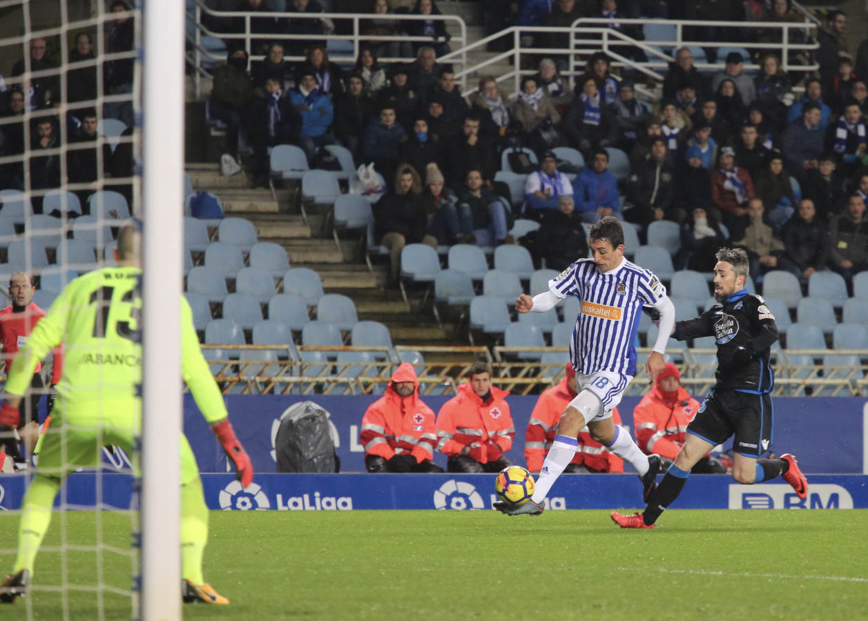 Las imágenes del partido que Real y Deportivo han disputado bajo la lluvia en el estadio de Anoeta