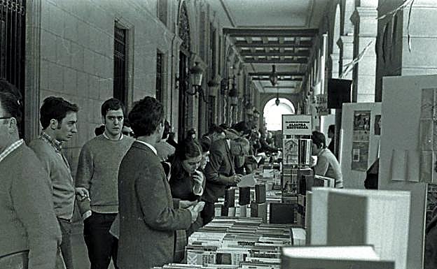 Los soportales de la plaza Gipuzkoa, un Día del Libro. 