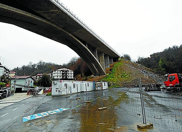 Obras del ascensor inclinado de Morlans, que han provocado el cierre del túnel del bidegorri. 