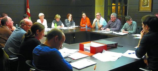 Pleno. La corporación municipal, durante la sesión celebrada esta semana en el Palacio Arizabalo de Pasai Donibane. 