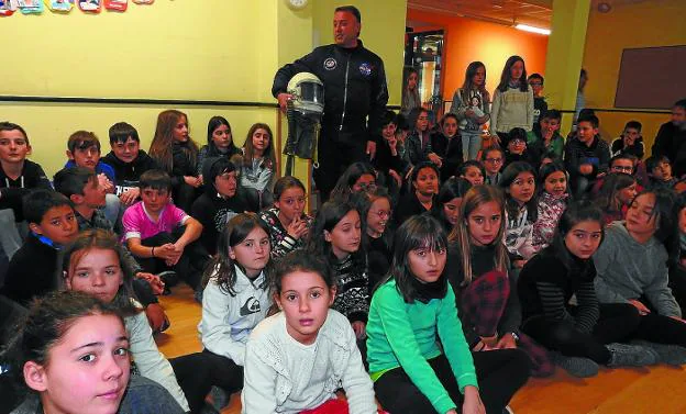 El astronauta Josu Feijóo, junto a los alumnos de la sede Basabeazpi de Arizmendi ikastola. 
