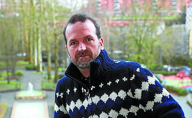 Los retratos, en el interior. Pedro, el sábado en el balcón de la Barrena Kultxur Etxea.