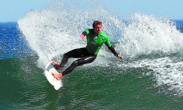 Rubén Vitoria. El surfista zarauztarra ya demostró en casa sus cualidades en este deporte. 