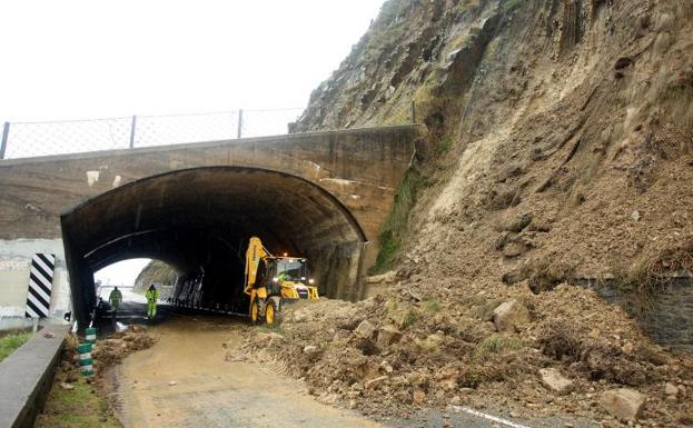 Desprendimiento de tierra entre Zumaia y Getaria que ha obligado a cortar la carretera