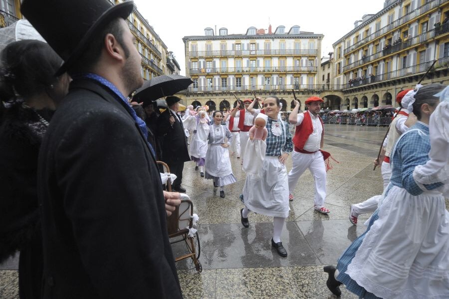 La lluvia no ha impedido que la comparsa de iñudes y artzainas de Kresala desfilen por las calles de Donostia. 