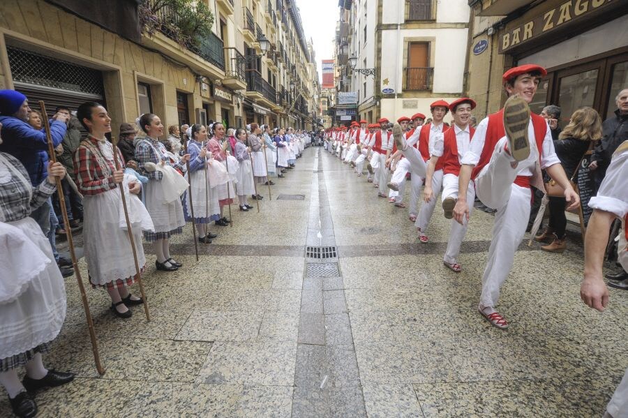 La lluvia no ha impedido que la comparsa de iñudes y artzainas de Kresala desfilen por las calles de Donostia. 