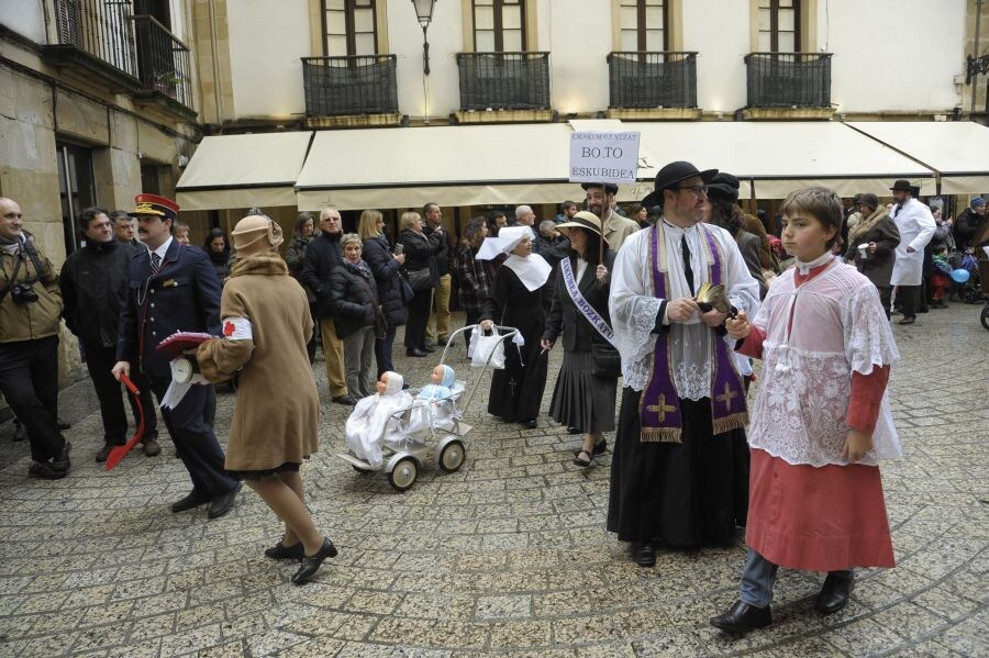 La lluvia no ha impedido que la comparsa de iñudes y artzainas de Kresala desfilen por las calles de Donostia. 