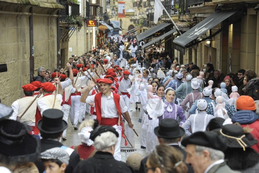 La lluvia no ha impedido que la comparsa de iñudes y artzainas de Kresala desfilen por las calles de Donostia. 