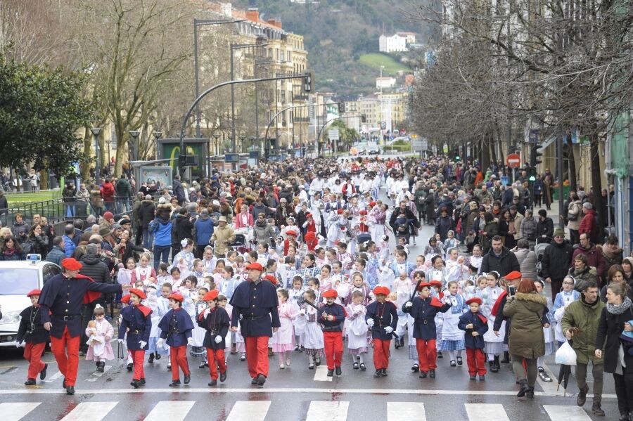 La lluvia no ha impedido que la comparsa de iñudes y artzainas de Kresala desfilen por las calles de Donostia. 