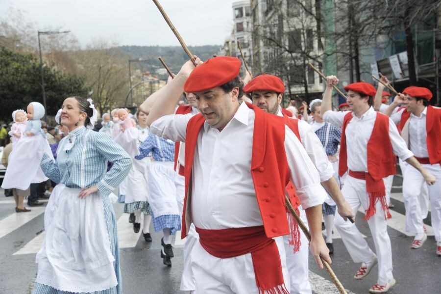 La lluvia no ha impedido que la comparsa de iñudes y artzainas de Kresala desfilen por las calles de Donostia. 