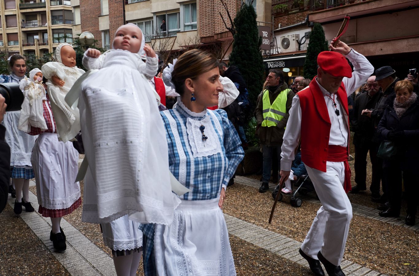 La lluvia no ha impedido que la comparsa de iñudes y artzainas de Kresala desfile por las calles de la Parte Vieja y la de Artaiñu lo haga por el barrio de Gros. 