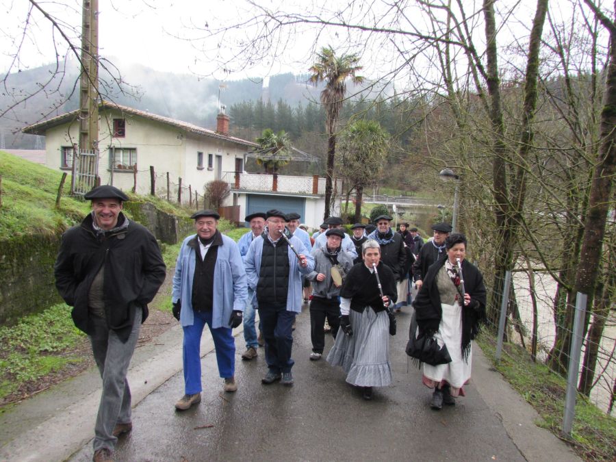 En la víspera del día de Santa Águeda, la localidad de Arrasate sale a la calle para celebrar una de sus fiestas más importantes. 