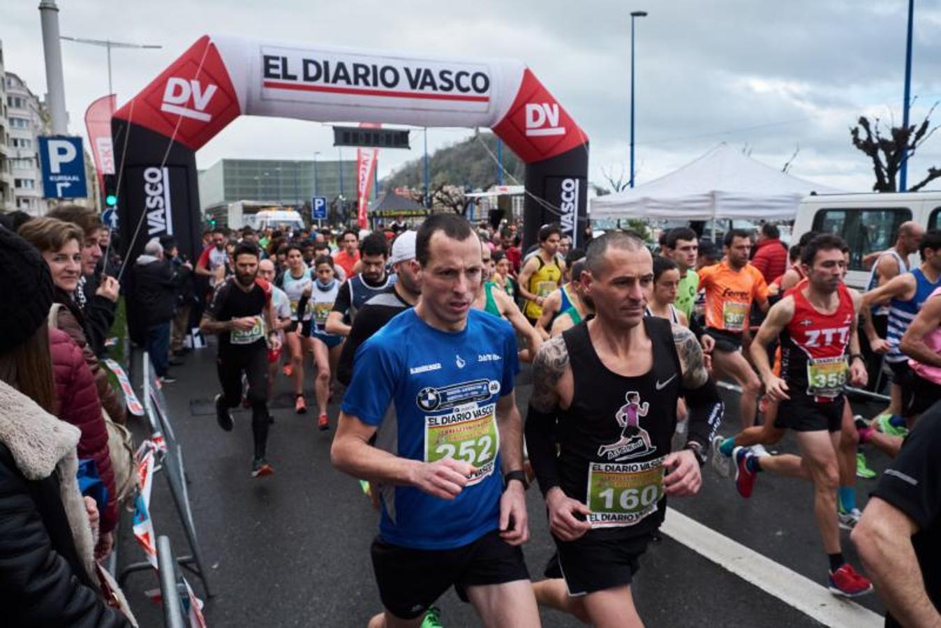 La carrera en un asfalto mojado de 10 kilómetros, en el tradicional circuito de la Zurriola, ha contado con unos 300 participantes. Finalmente, Carlos Mayo se ha hecho con la txapela. 