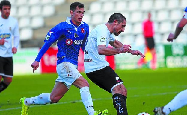 Azkoiti golpea el balón en un lance del partido de ayer ante el Barakaldo. 