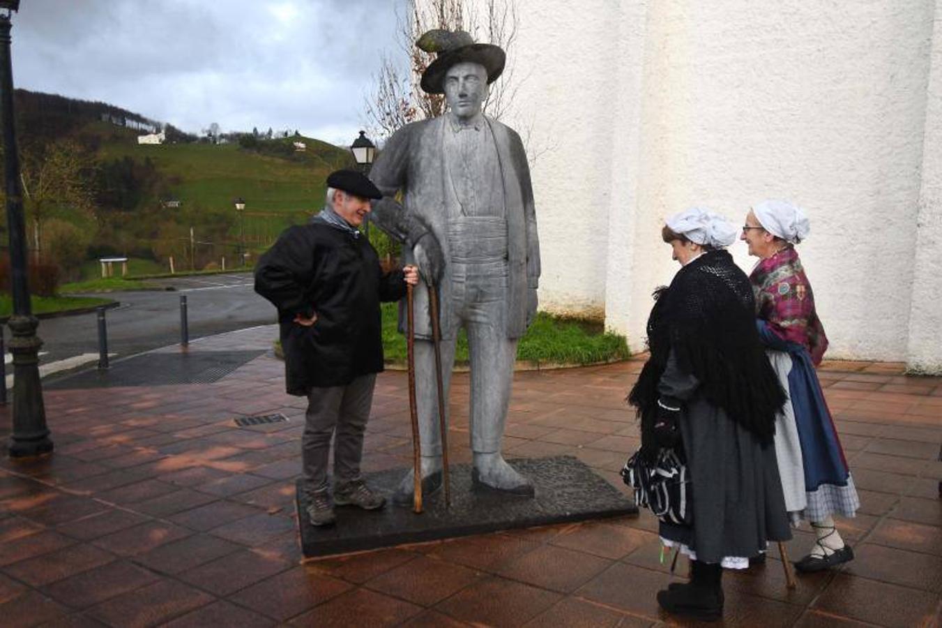 Altzo recibe emocionado la lluvia de premios. En marzo abre una oficina de turismo basada en el gigante