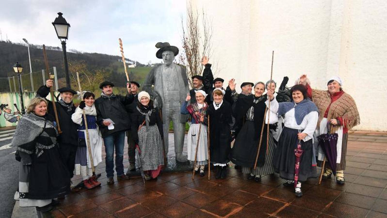 Altzo recibe emocionado la lluvia de premios. En marzo abre una oficina de turismo basada en el gigante