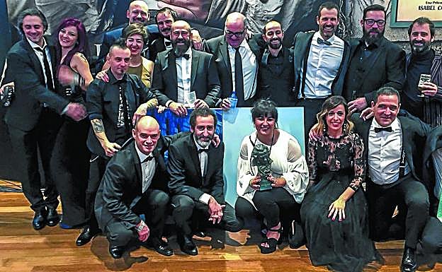 Algunos de los componentes del equipo de 'Handia', junto a otros nominados de la gala. 