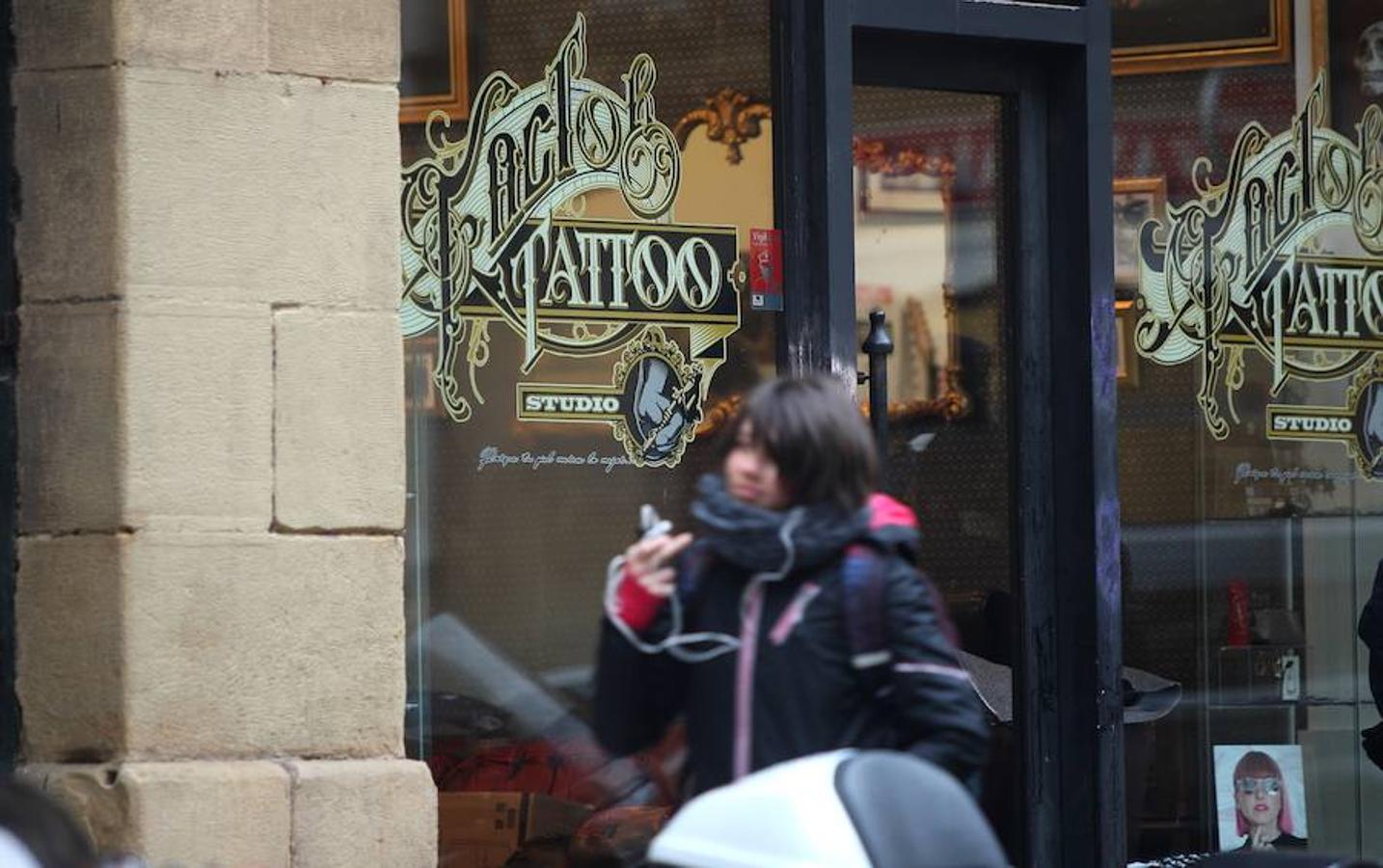 Momento en el que se registra el local del tatuador detenido por presuntos abusos sexuales