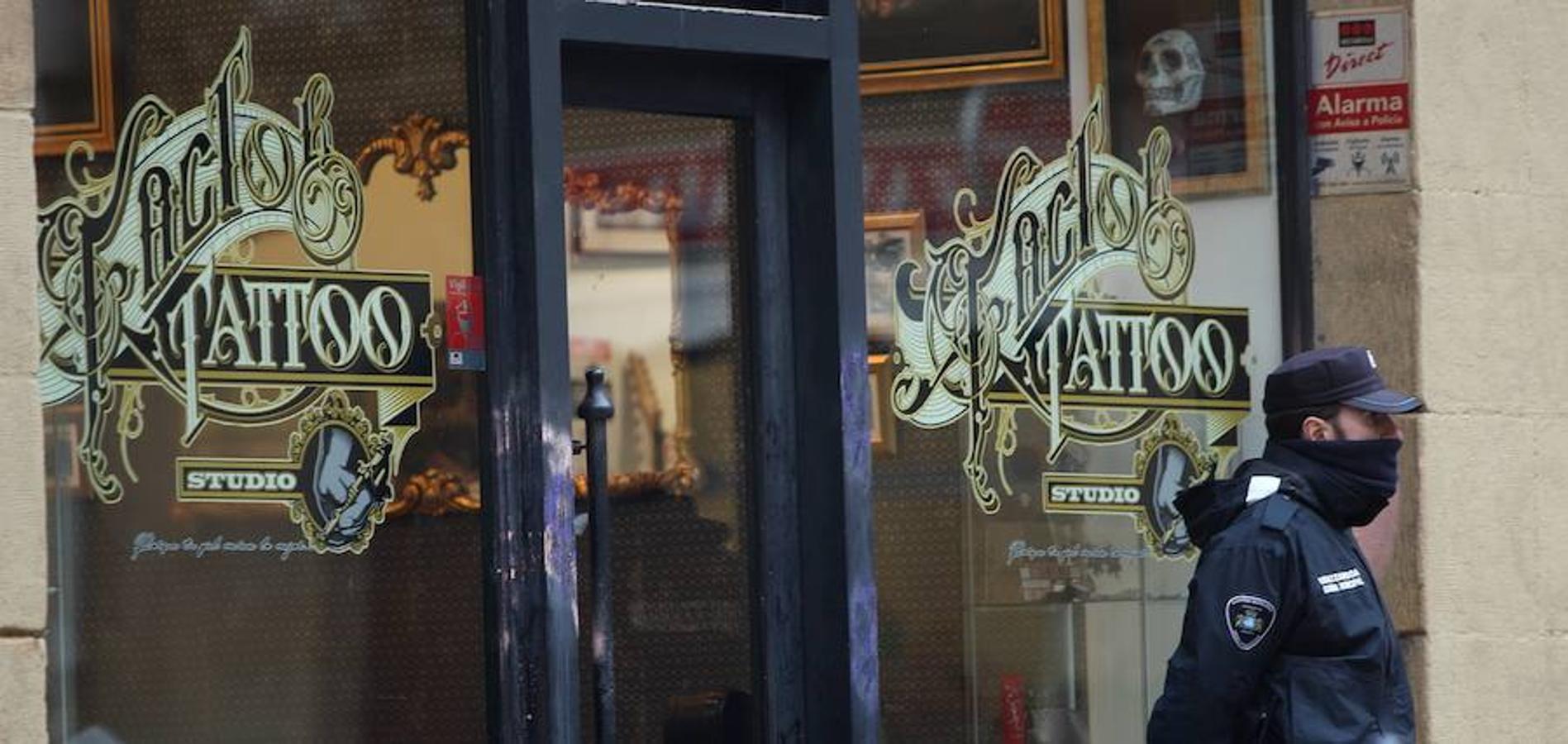 Momento en el que se registra el local del tatuador detenido por presuntos abusos sexuales