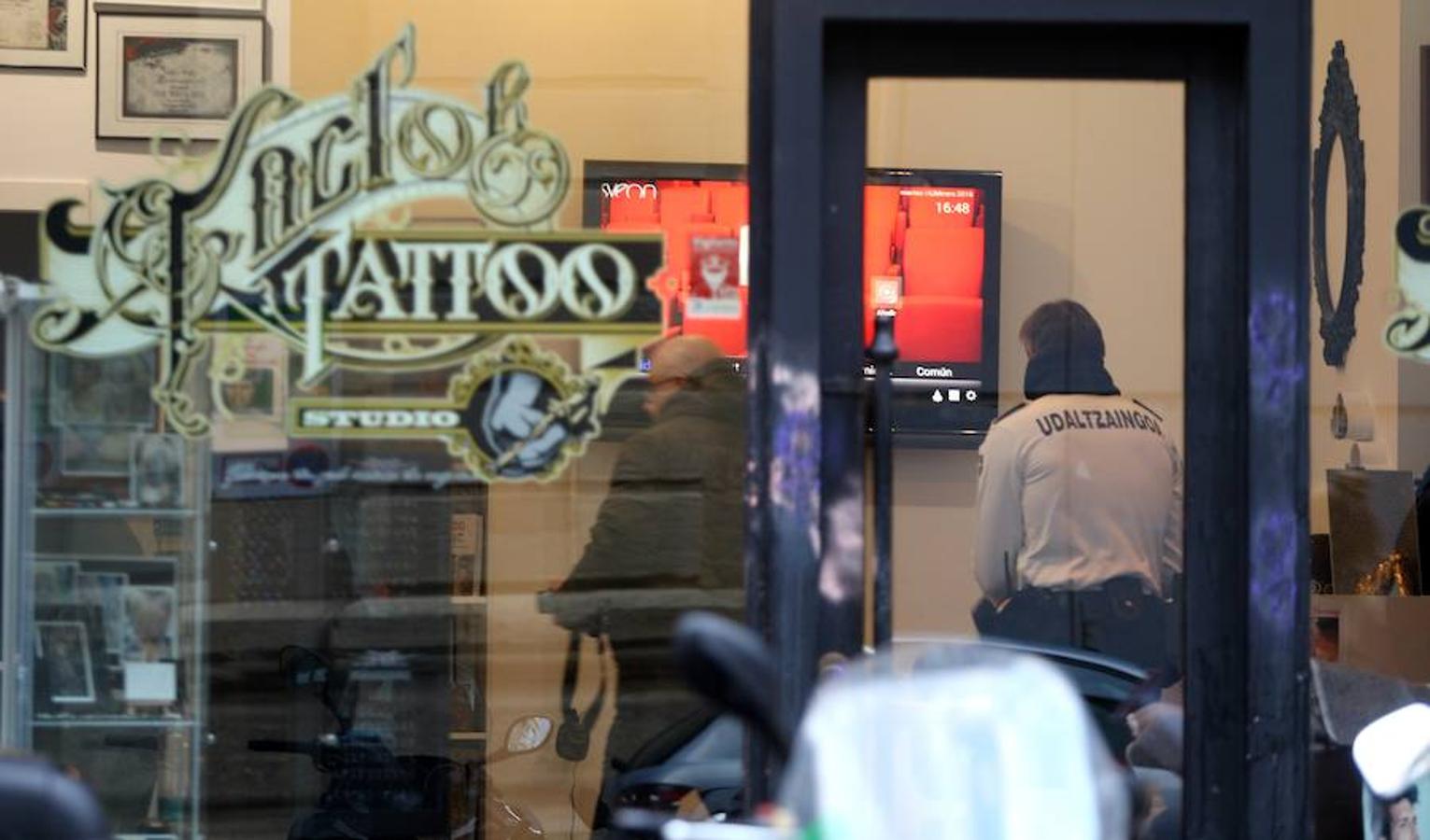 Momento en el que se registra el local del tatuador detenido por presuntos abusos sexuales