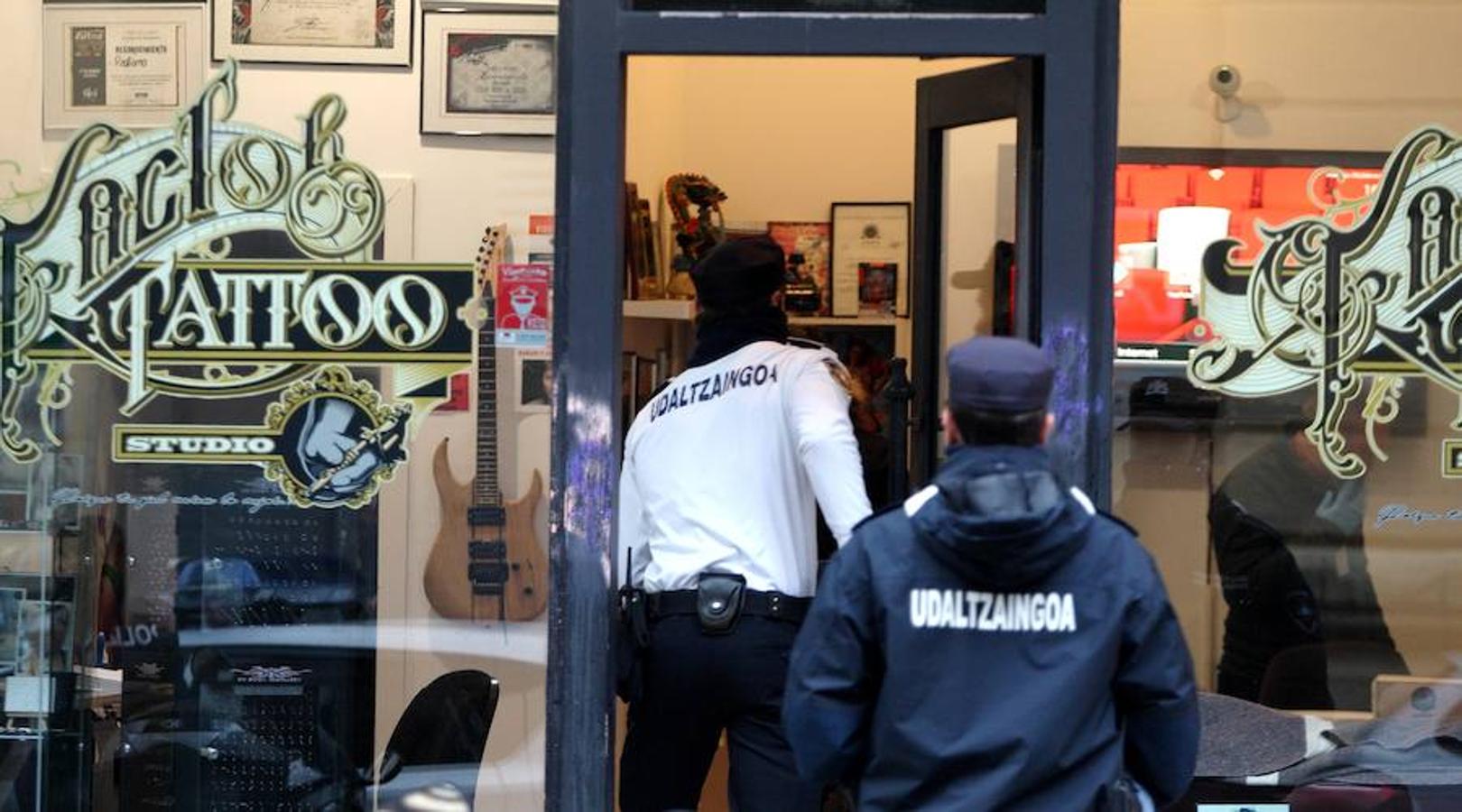 Momento en el que se registra el local del tatuador detenido por presuntos abusos sexuales