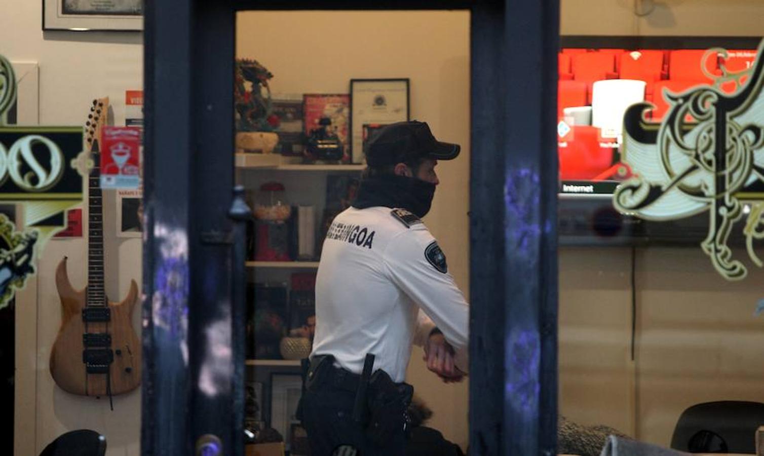 Momento en el que se registra el local del tatuador detenido por presuntos abusos sexuales