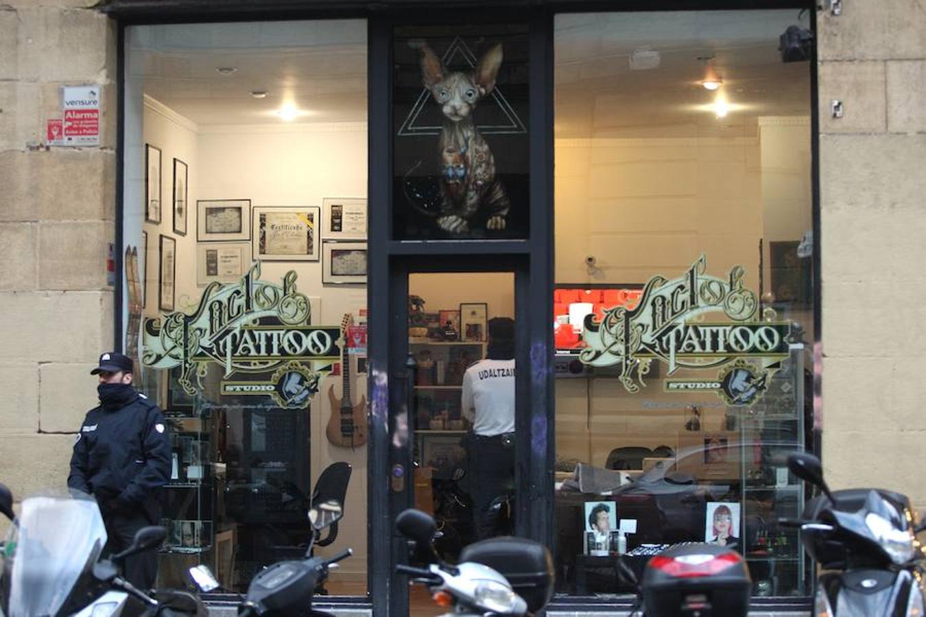 Momento en el que se registra el local del tatuador detenido por presuntos abusos sexuales