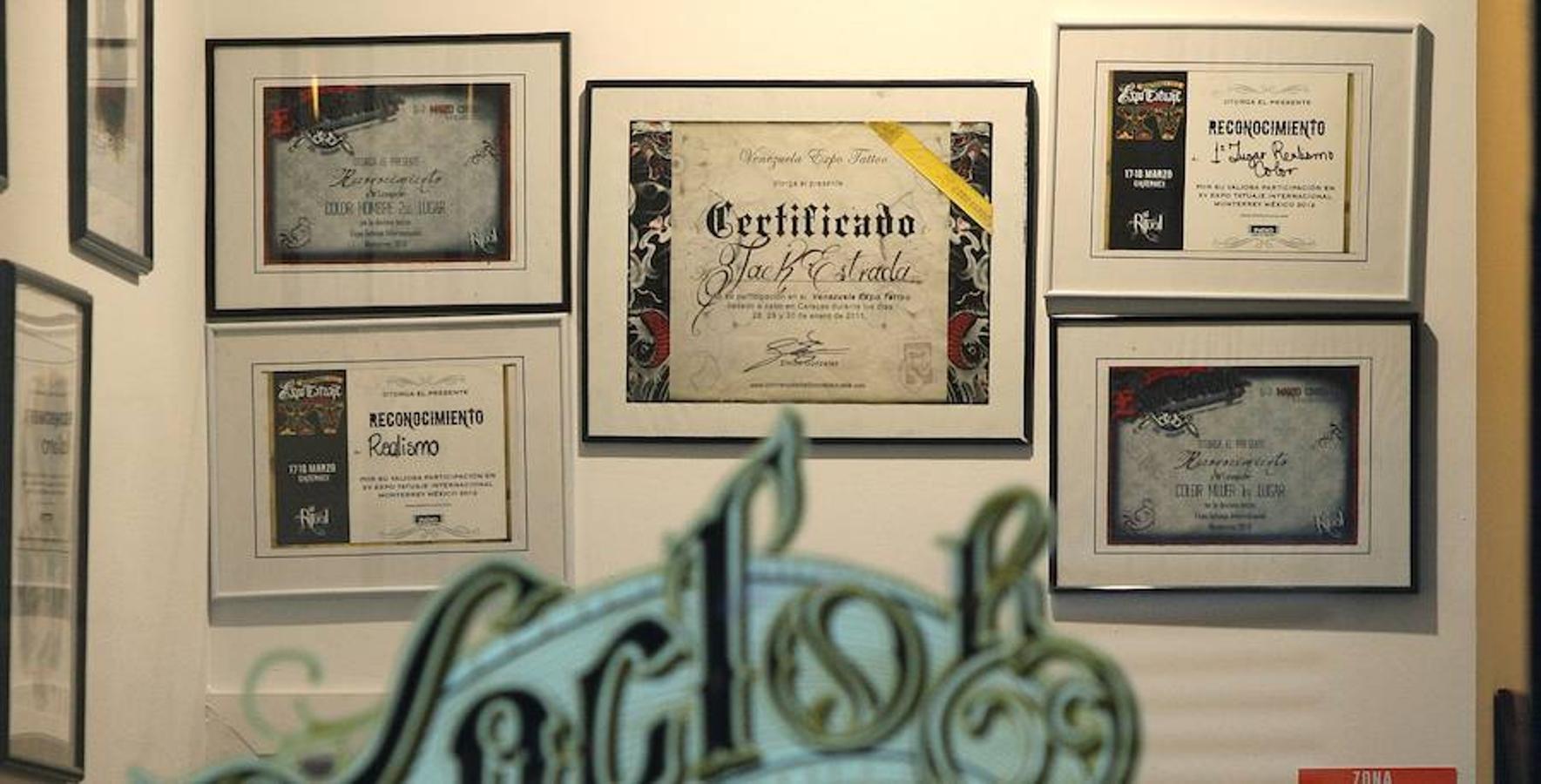 Momento en el que se registra el local del tatuador detenido por presuntos abusos sexuales