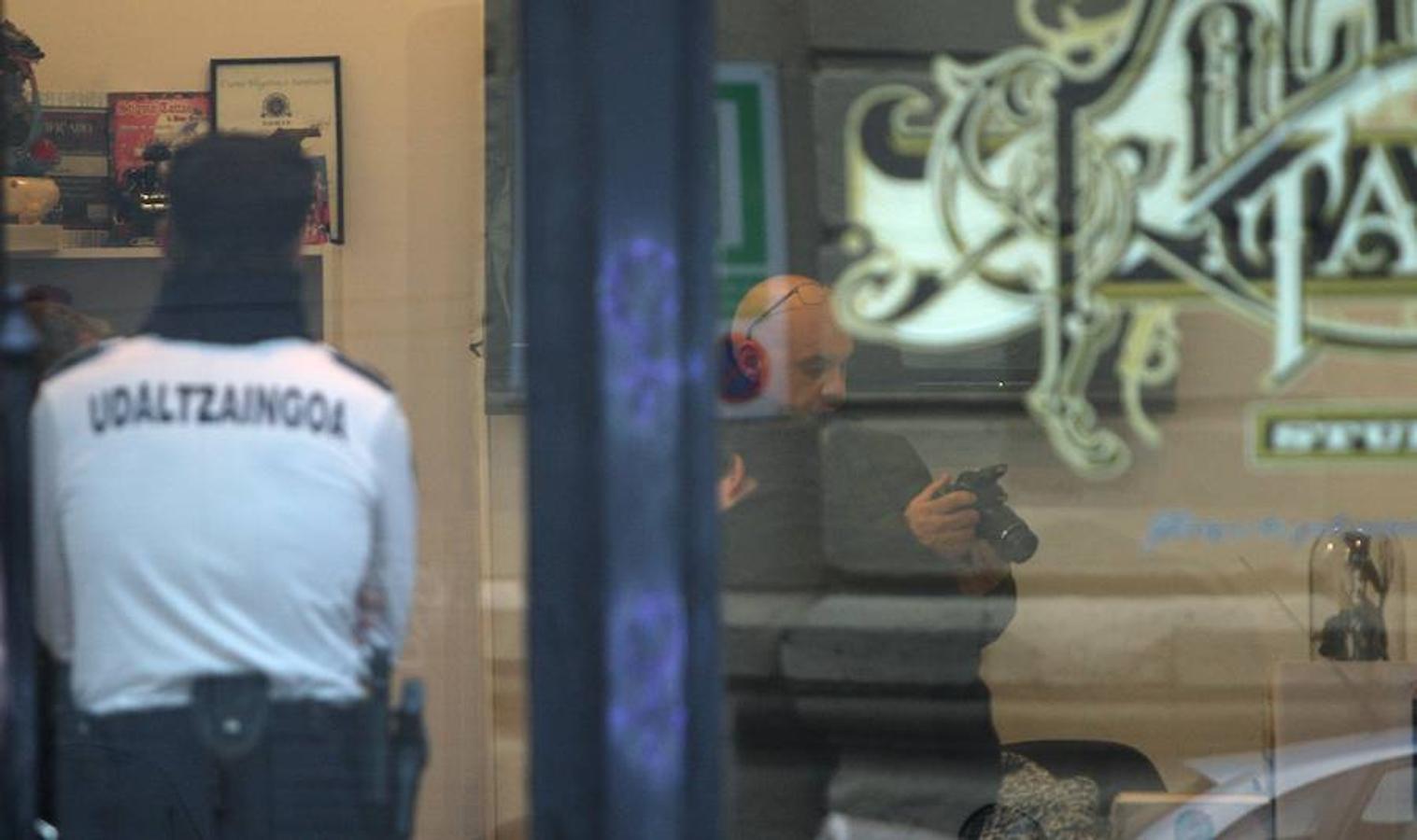 Momento en el que se registra el local del tatuador detenido por presuntos abusos sexuales