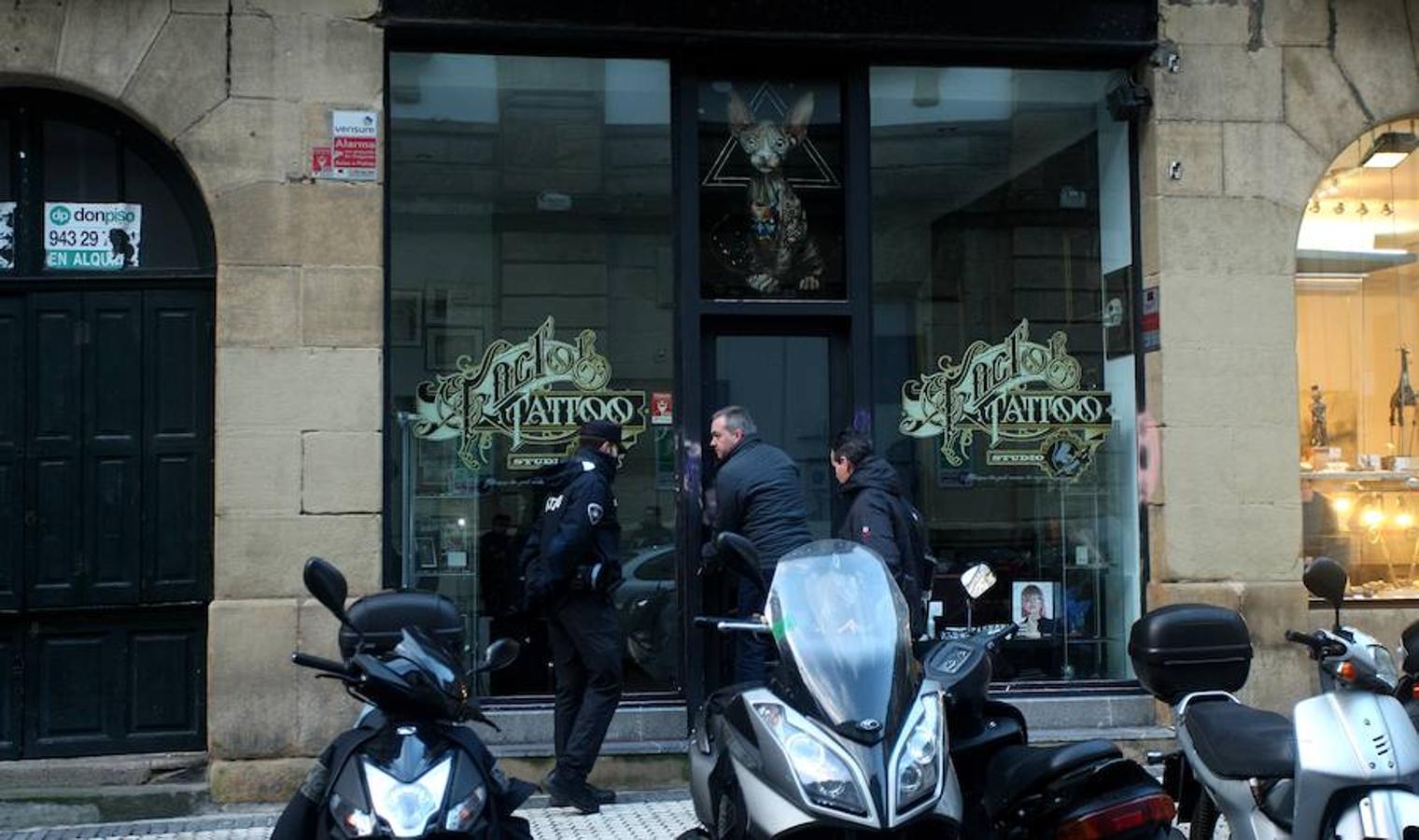 Momento en el que se registra el local del tatuador detenido por presuntos abusos sexuales