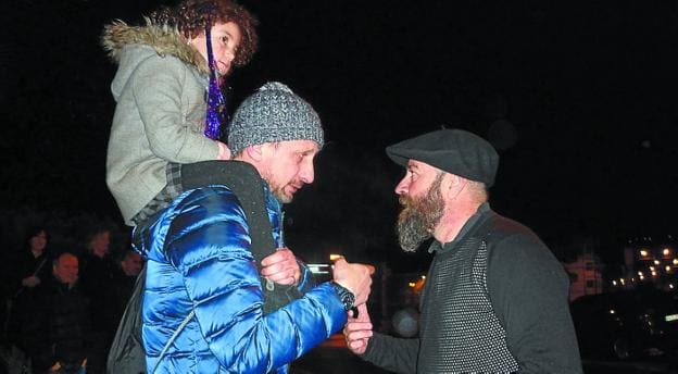 Julen Maiz, de Neu Donostia, saludando a Ander Sistiaga.