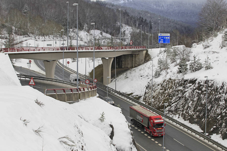 La nieve ha cubierto los montes de las zonas de Etzegarate y Deskarga, dejando bellas estampas invernales y problemas en la circulación.