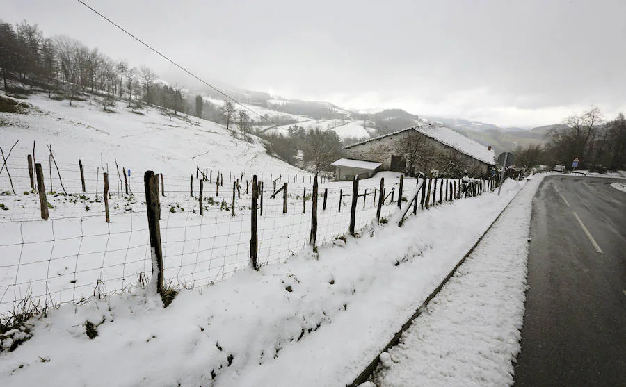 La nieve ha cubierto los montes de las zonas de Etzegarate y Deskarga, dejando bellas estampas invernales y problemas en la circulación.