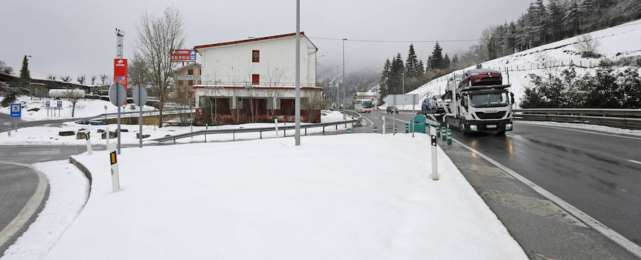 La nieve ha cubierto los montes de las zonas de Etzegarate y Deskarga, dejando bellas estampas invernales y problemas en la circulación.