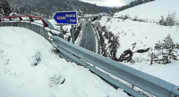 La N-1 en Etzegarate es uno de los puntos altos del territorio donde ayer se acumulaba la nieve.