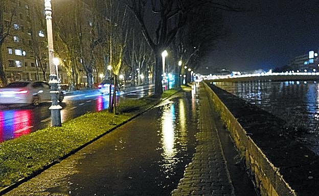 El adoquinado junto al río, hundido
