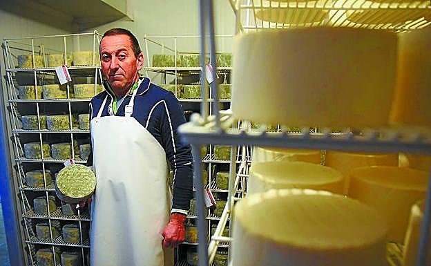 Iñigo Eizagirre ayer en su quesería Orortegi de Aia. 