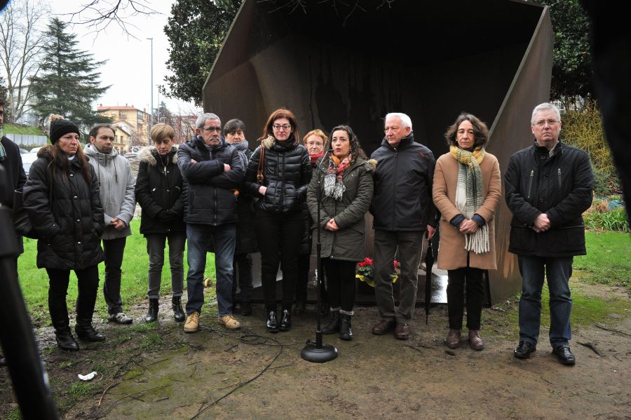 El PSE-EE rinde homenaje a Joseba Pagazaurtundua, jefe de la Policía Local de Andoain, al cumplirse el decimoquinto aniversario de su asesinato a manos de ETA. Ante la escultura "La casa de Joseba"