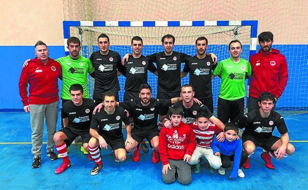 En San Juan. El Pescados Ferreres y sus seguidores antes del partido.