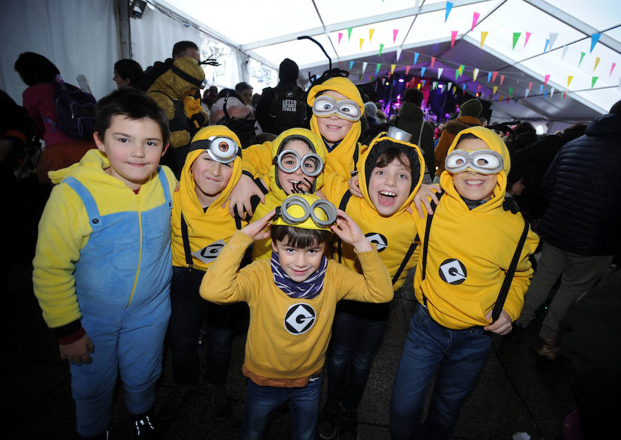 Eibar vive sus carnavales con la celebración de su Jueves Gordo con gran ambiente en las calles.