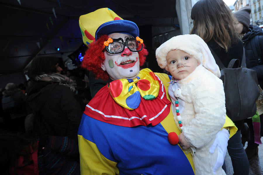 Eibar vive sus carnavales con la celebración de su Jueves Gordo con gran ambiente en las calles.