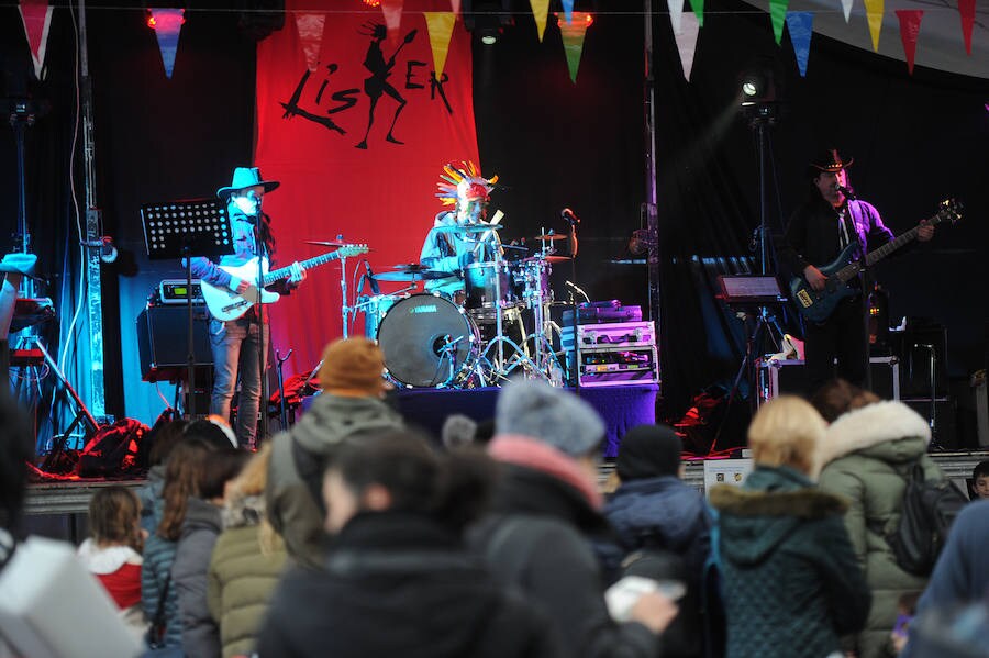 Eibar vive sus carnavales con la celebración de su Jueves Gordo con gran ambiente en las calles.