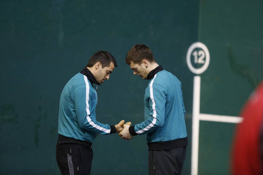 Los ocho pelotaris que siguen adelante en el Campeonato de Parejas se han dado cita este jueves en el frontón Beotibar de Tolosa para la elección de material. El lunes será el turno de Elezkano II-Rezusta contra Laso-Albisu, y el martes Bengoetxea VI-Larunbe contra Altuna III-Martija.