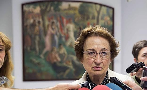 Mari Carmen Hernández, viuda del concejal del PP de Durango Jesús María Pedrosa, participó en la ponencia de Memoria y Convivencia del Parlamento Vasco en octubre de 2017. 