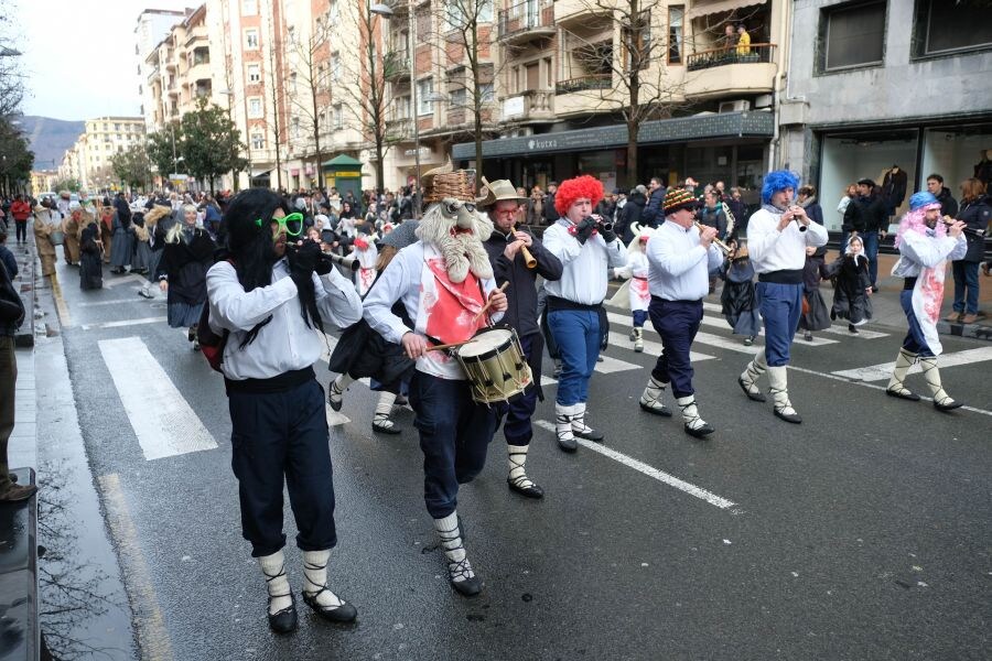 Euskal Herri Inauteria, desfile organizado por Kemen Dantza taldea, ha dado el distoletazo de salida a los carnavales de Irun. Partiendo desde la plaza Pio XII, el grupo ha recorrido e centro de la ciudad. 